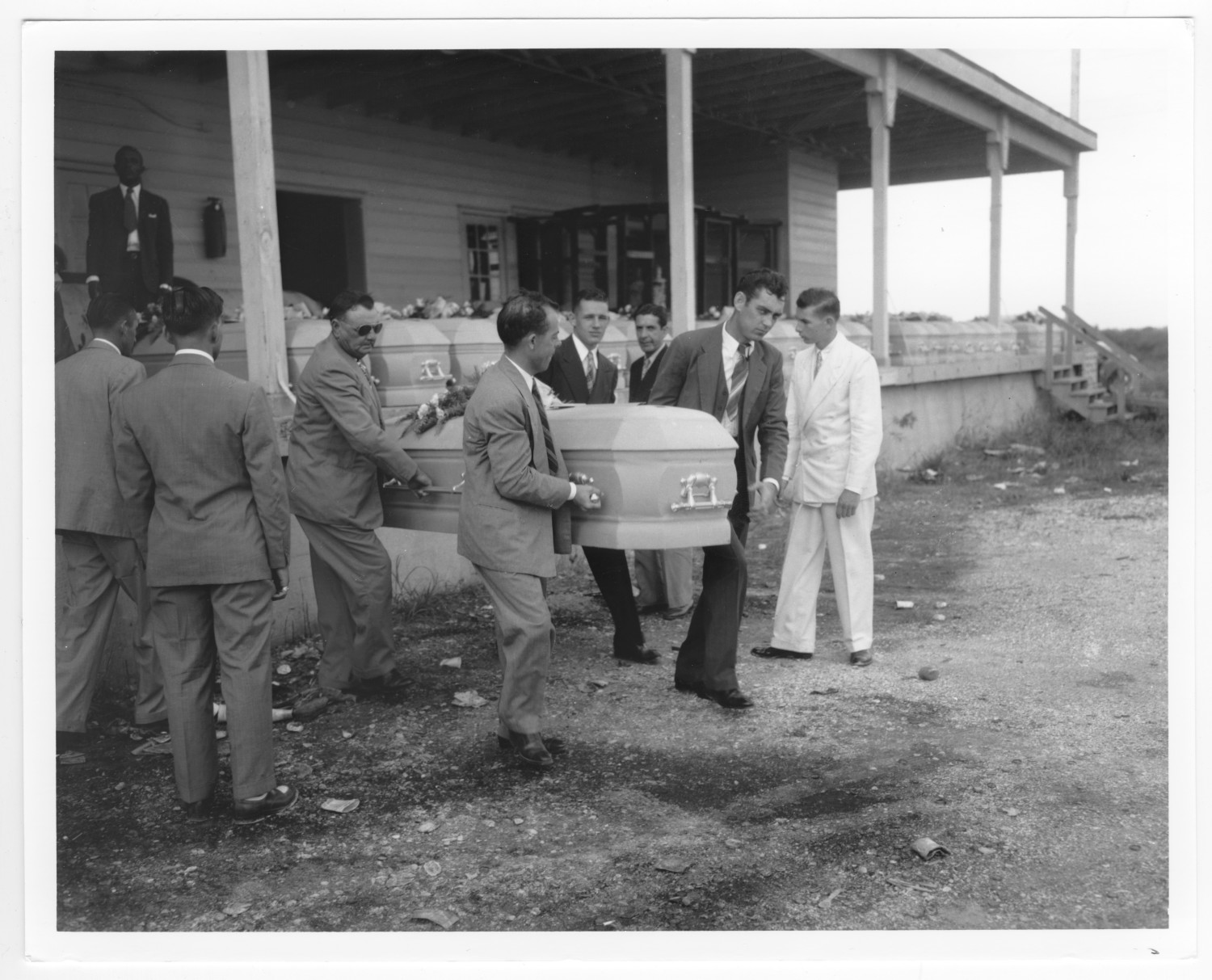 [Carrying a coffin in preparation for the mass funeral service for victims of the 1947 Texas City Disaster]
                                                
                                                    [Sequence #]: 1 of 1
                                                
