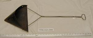 Primary view of object titled '[Dustpan with a triangular pan.]'.