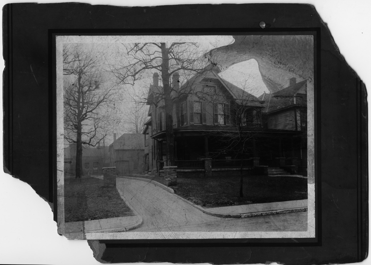 [Photograph of Dr. E. D. Moten's House]
                                                
                                                    [Sequence #]: 1 of 1
                                                