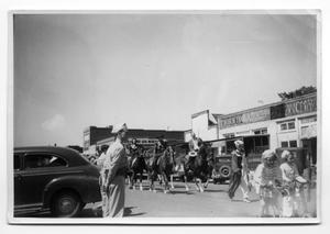 Primary view of object titled '[Old Settlers Parade 1942]'.