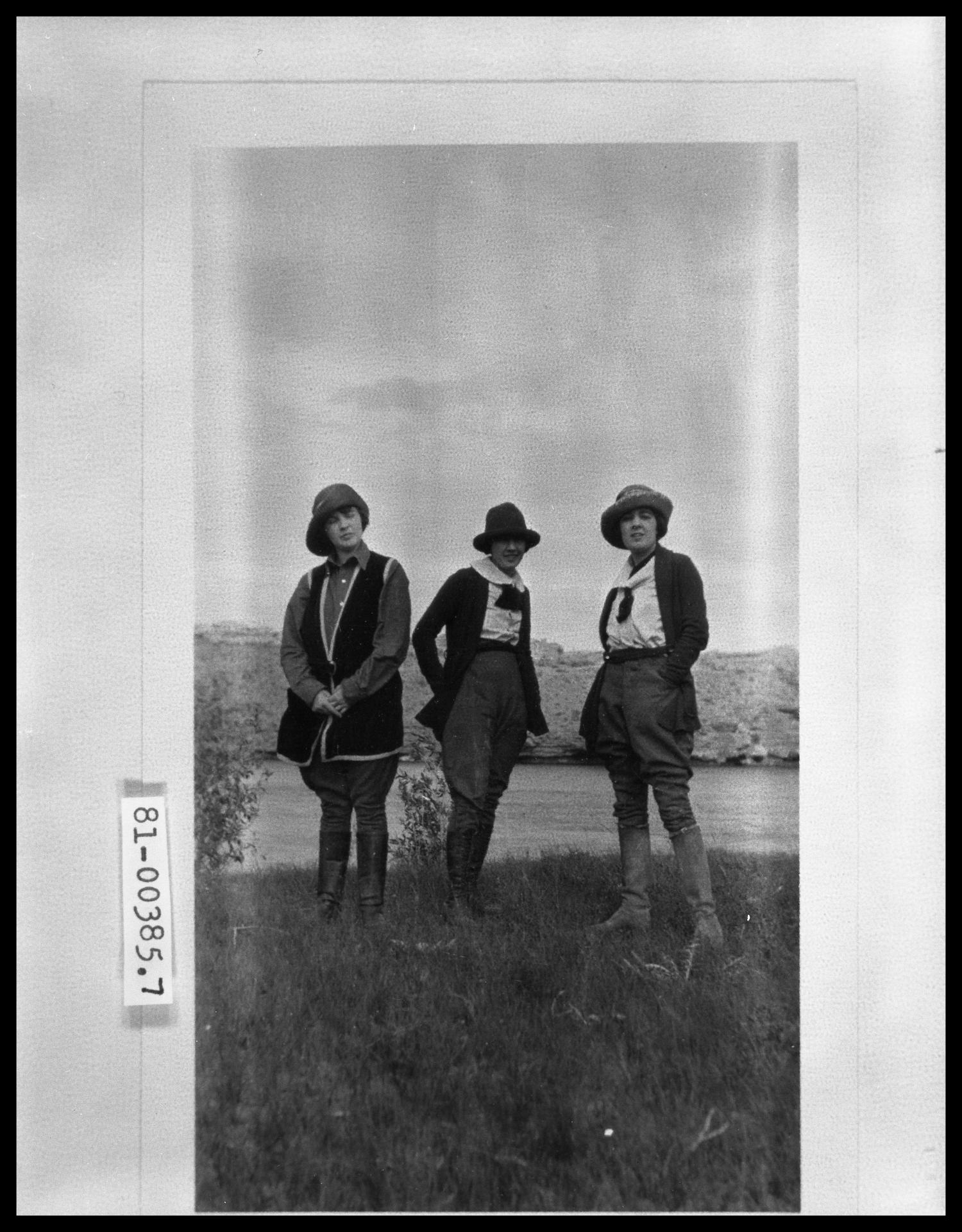 Three Women in Riding Clothes by Lake
                                                
                                                    [Sequence #]: 1 of 1
                                                