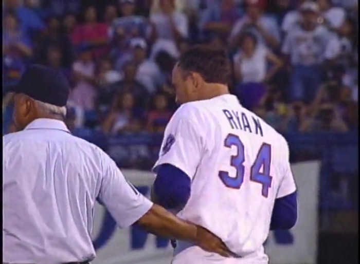 Nolan Ryan beats up Robin Ventura after he charges the mound