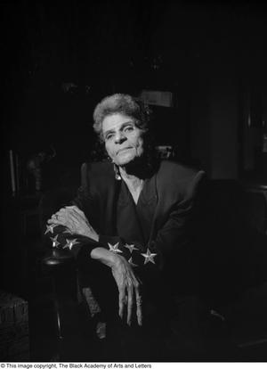 Fotografía en blanco y negro de Ima Gladys Runnels sentada.