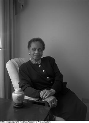 Fotografía en blanco y negro de Sophronia E. Diggles sentada.