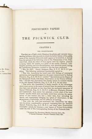 Página derecha de un libro abierto. El título del capítulo dice "Club Pickwick", con tres párrafos de texto juntos debajo de él.