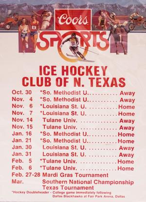 Un cartel con una ilustración de una montaña con personas corriendo y un letrero que dice Coors seguido de la palabra "Deporte." La O en esa palabra es de gran tamaño y tiene una persona patinando en su interior. En la parte inferior, están las palabras Club de hockey sobre hielo del Norte de Texas, con un calendario que contiene fechas y ubicaciones.