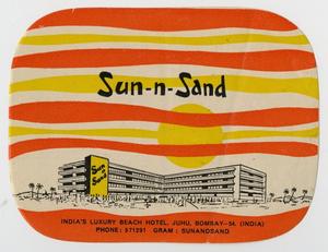 Calcomanía a rayas rojas, naranjas y blancas con bordes redondeados. La palabra Sun-N-Sand está en letras negras, un sol amarillo debajo de ella con rayas debajo. Debajo hay un dibujo de un edificio con un cartel amarillo que dice Sun N Sand en él.