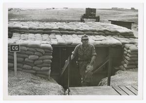 Foto en blanco y negro de un general del ejército saliendo del cuartel, subiendo las escaleras.