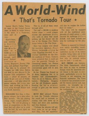 Una página de periódico titulada Un viento mundial en la parte superior en grandes letras negras, bajo se titula Eso es el recorrido del Tornado. El resto de la página son tres columnas de texto. La de la izquierda tiene una foto de un hombre calvo con traje.