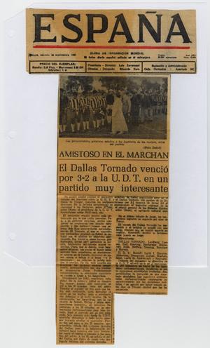 Un viejo recorte de periódico, titulado España en la parte superior con grandes letras negras. Debajo hay una fotografía de jugadores de fútbol de pie uno al lado del otro, con un artículo en la parte inferior.