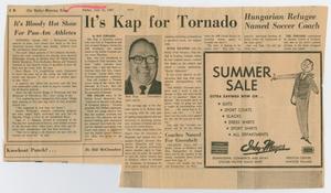Una página de periódico, titulada Es Kap para el Tornado en la parte superior en negro. A la izquierda en un recuadro hay un titular separado, con texto debajo. A la derecha es un anuncio que dice Venta de verano.