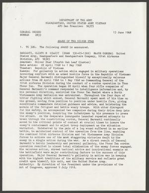 Una carta mecanografiada en una página blanca en un gran párrafo, detallando la concesión de la estrella de plata. El título está subrayado, con la fecha en la parte superior derecha.