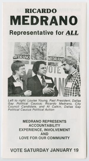 Un largo folleto, titulado en la parte superior con letras gruesas, debajo una foto en blanco  y negro de dos personas con traje negro y un hombre con camisa de cuadros hablando  entre ellos.