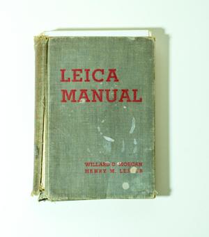Un libro verde desgastado, con el lomo deshecho. El título está en grandes letras rojas cerca de la parte superior de la cubierta.