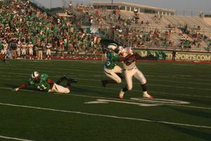 Primary view of object titled '[UNT player attempting to tackle FAU player, September 22, 2007]'.