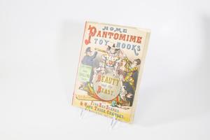 La portada del libro contiene una ilustración de un payaso encima de una bola gris con otras tres personas del circo a su alrededor. El título se encuentra en la parte superior de la portada.