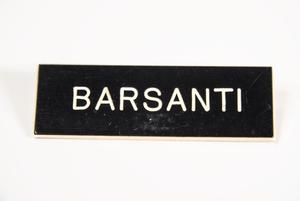 Una etiqueta negra con el nombre de Barsanti en letras blancas con un marco blanco.