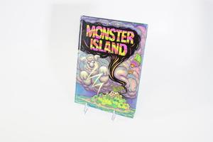 Una colorida portada de libro con una ilustración de una pequeña isla en medio de un océano con una nube gigante que sale de la isla y se expande hasta la parte superior. En la pequeña isla hay una calavera blanca. El título del libro está en letras de colores dentro de las nubes.