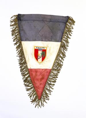 Una bandera a rayas azules, blancas y rojas, bordeada por un hilo de oro oscuro. La parte blanca de la bandera tiene un símbolo de escudo con rayas rojas y blancas, con una palmera. También dice Tahití.
