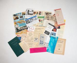 Una variedad de volantes, folletos, panfletos y cupones dispersos de la Colección James Flowers de efímeros encontrados en libros devueltos a la biblioteca