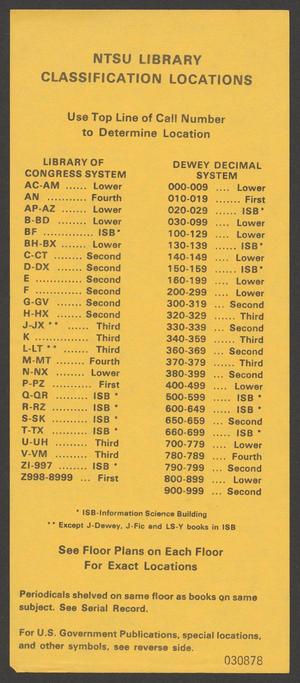 Anverso de una tarjeta amarilla en forma de marcador con el títuloUbicación de las clasificaciones en la Biblioteca de la NTSU que enumera números de clasificación de la Biblioteca del Congreso y del sistema decimal Dewey y sus correspondientes ubicaciones en la biblioteca.