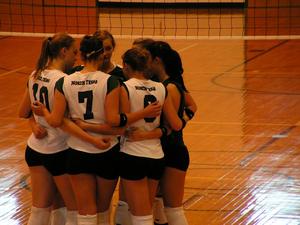 Primary view of object titled '[UNT volleyball team huddles during UALR match]'.