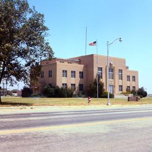 Primary view of object titled '[Yoakum County Courthouse in Plains, TX]'.