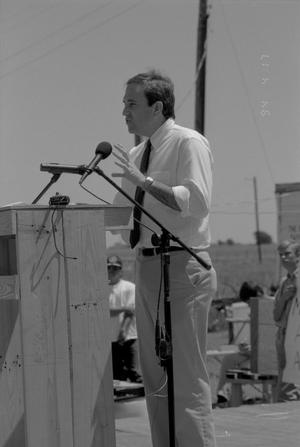 Primary view of object titled '[A man speaking at the Branch Davidian Annual Reunion, 4]'.