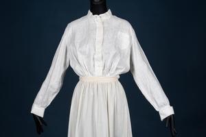 Primary view of object titled 'Linen shirtwaist'.