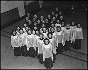 Primary view of object titled '[The 1942 Campus Choir Posing in a Star Shape Form]'.