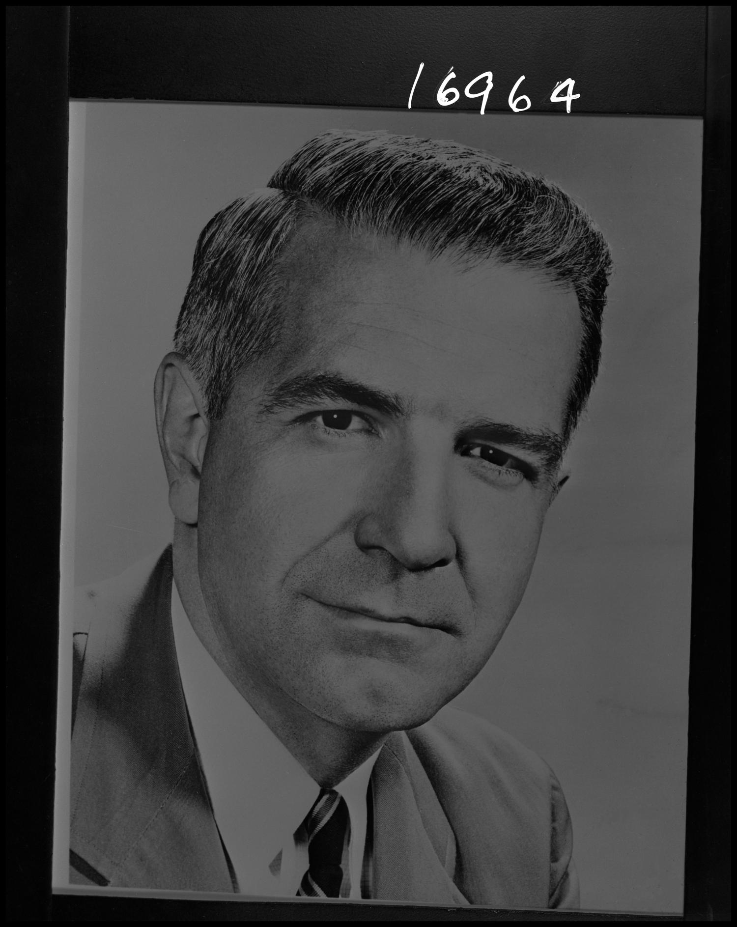 [Portait of Harry Reasoner]
                                                
                                                    [Sequence #]: 1 of 1
                                                