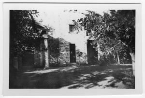 Primary view of object titled '[Photo of an Unidentified Building]'.