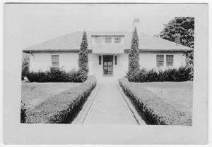 Primary view of object titled '[Photo of an Unidentified House]'.