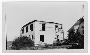 [A damaged two-story building after the 1947 Texas City Disaster]