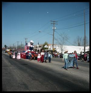 Primary view of object titled '[1986 Texas Sesquicentennial Parade]'.
