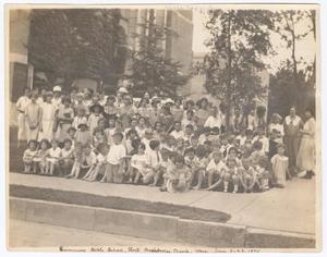 Primary view of object titled '[Photograph of the 1924 Vacation Bible School Group of the First Presbyterian Church of Waco]'.