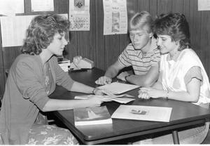 [Susan Cummings explains courses to students David Horacefield and Terri Gallatin.