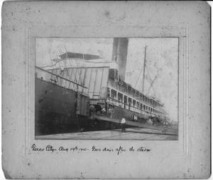[Loading a passenger ship in Texas City in 1915]