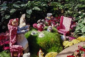 [Conservatory Spring Figurine Display]