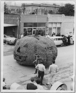 Primary view of object titled '[Photo of North Texas Homecoming Parade, 1958]'.