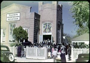 [Photograph of People in Front of Iglesia Presbiteriana Mexicana]