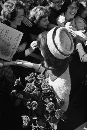 [Jacqueline Kennedy greeting the crowd at Dallas Love Field Airport]