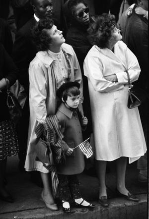 [Women and child waiting for the Kennedy motorcade ]