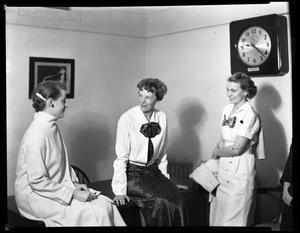 [Amelia Earhart and two unidentified women at TSCW]