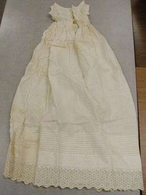 [Baby dress with no sleeves and a lace pattern on the bottom edge]