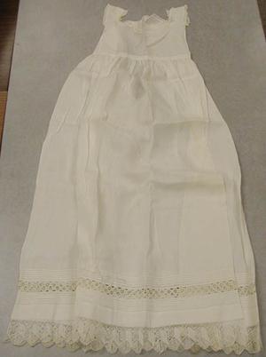 [Baby dress with no sleeves and a laced bottom edge]
