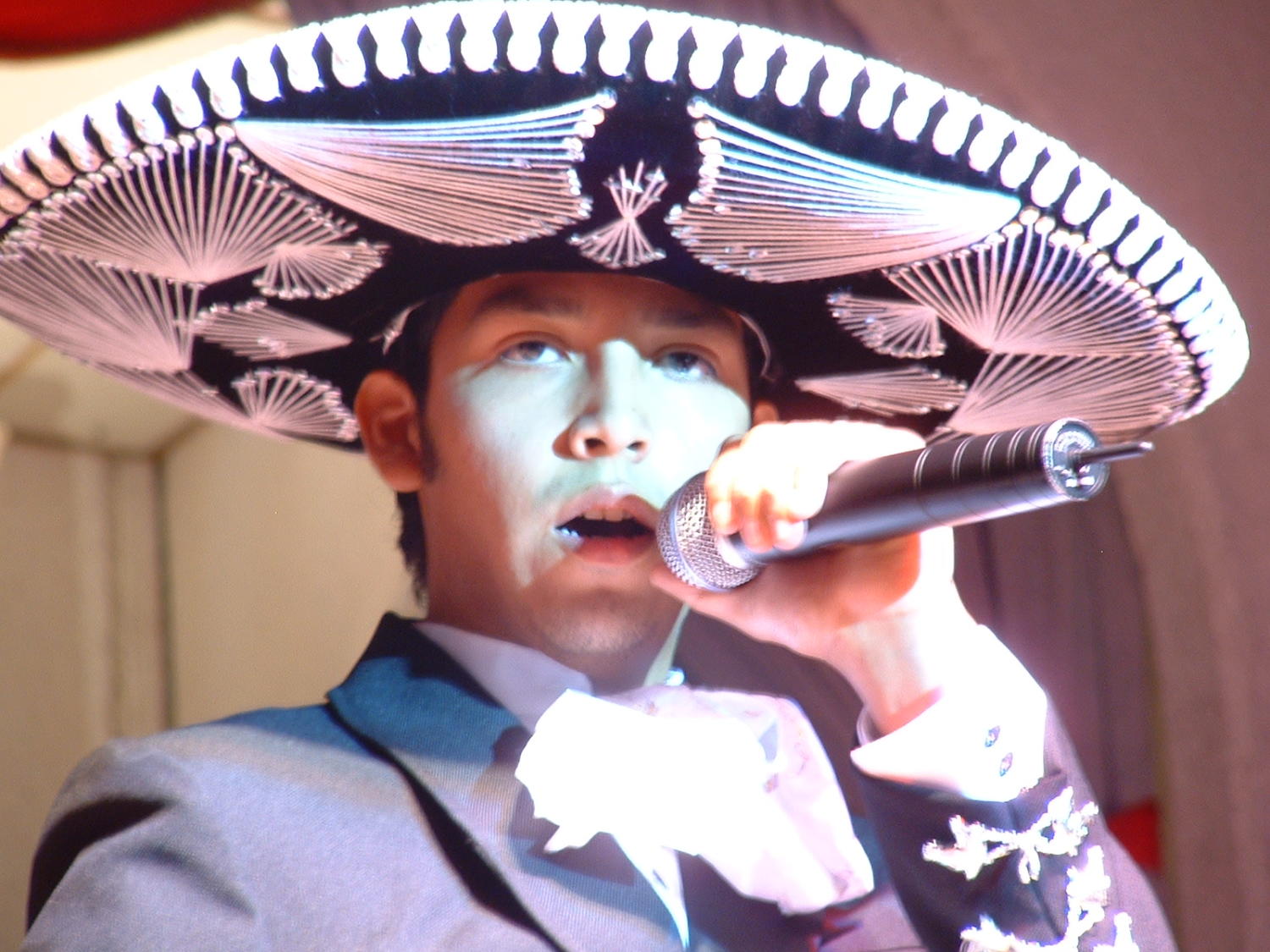 [Close-up of man in sombrero with microphone]
                                                
                                                    [Sequence #]: 1 of 1
                                                