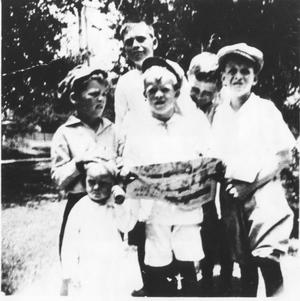 Yates and Estill Children at Earl Yates' Home