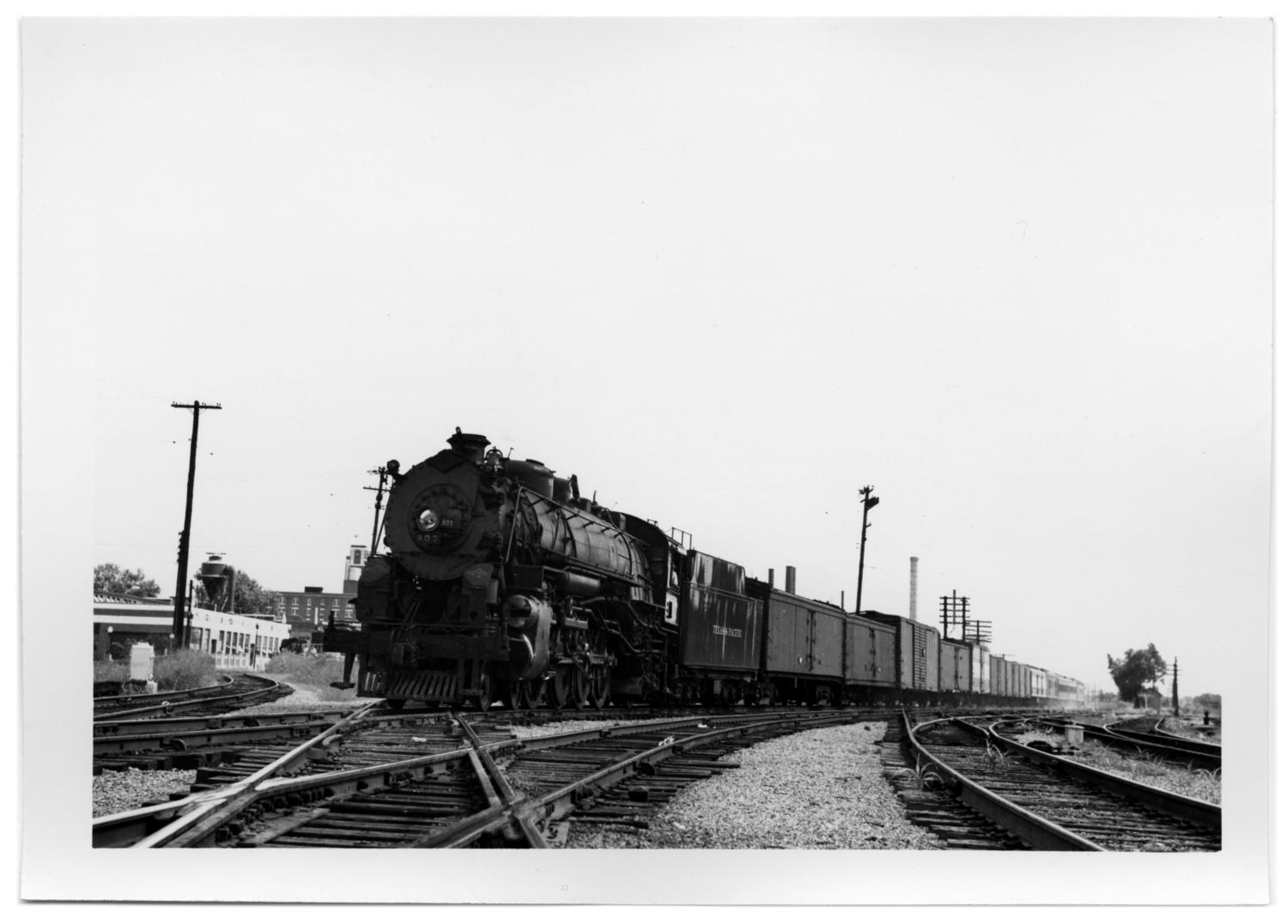 [Texas and Pacific mail and passenger train arriving in Dallas] - The Portal to Texas History