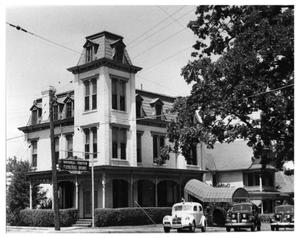 Primary view of object titled '[Hassell-Foster Funeral Home - 207 S. Magnolia]'.